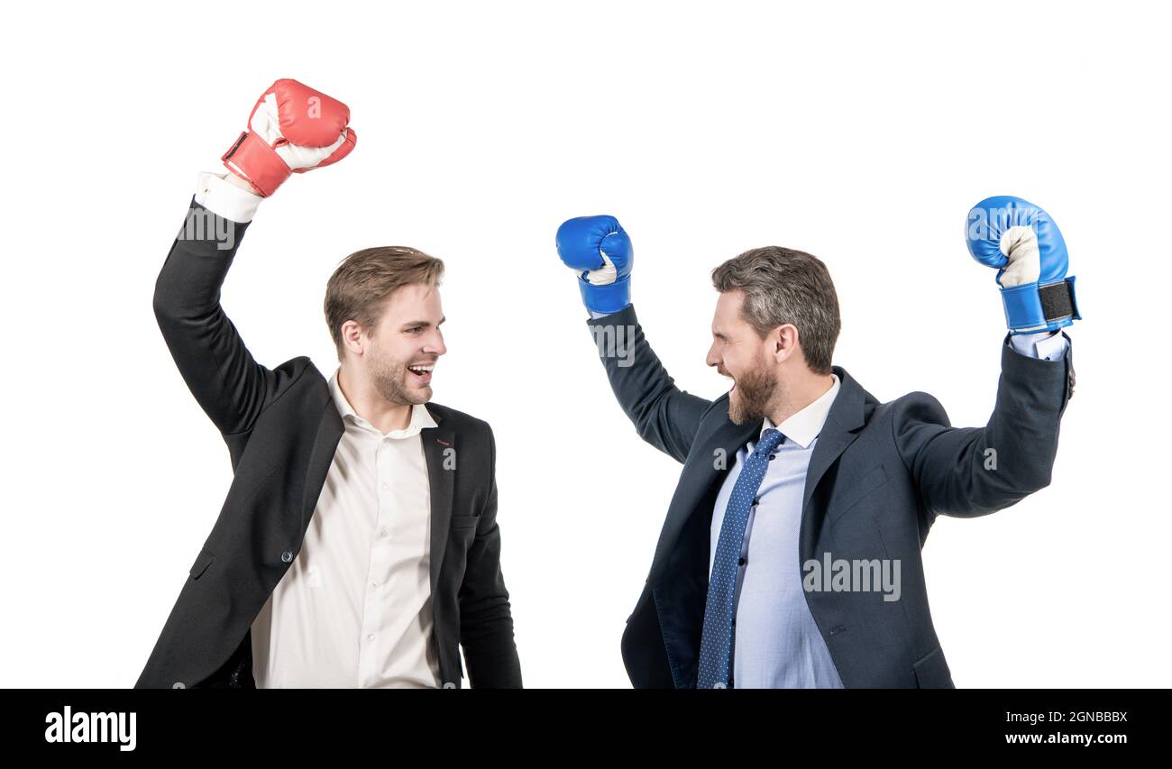 Glückliche zwei Geschäftsleute in Boxhandschuhen feiern den Erfolg isoliert auf weißen, geschäftlichen Erfolg Stockfoto