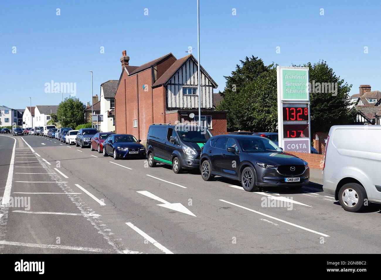 Ashford, Kent, Großbritannien. 24. September 2021. Kraftstoffmangel betrifft Tankstellen in Ashford, Kent, da lange Warteschlangen entstehen, um Kraftstoff zu bekommen. Foto-Kredit: Paul Lawrenson /Alamy Live Nachrichten Stockfoto