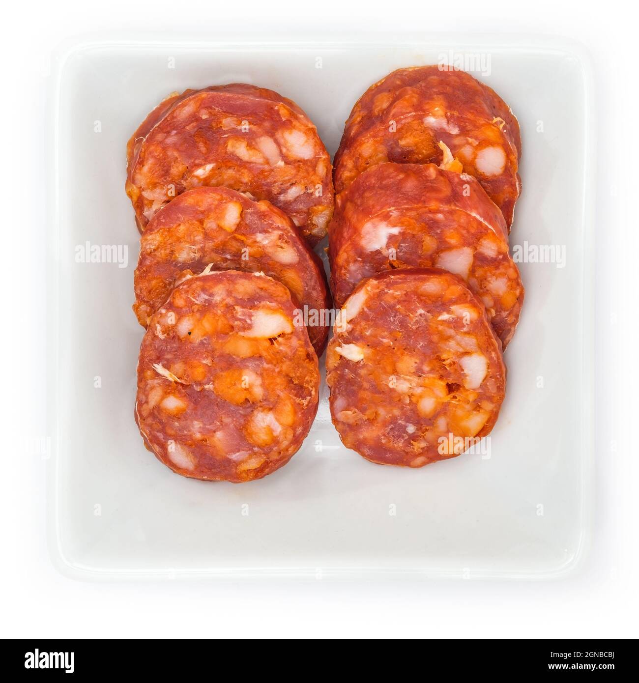 Nahaufnahme der Chorizo-Paprika-Salami-Wurst in einer weißen Schüssel isoliert auf weißem Hintergrund Stockfoto