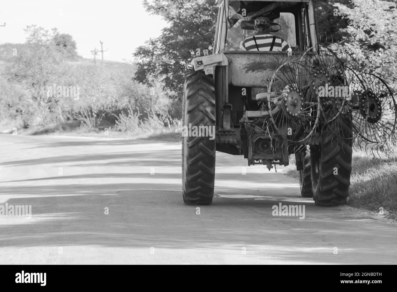 Landwirtschaftlicher Traktor auf der Straße in Viscri, Rumänien, 2021 Stockfoto