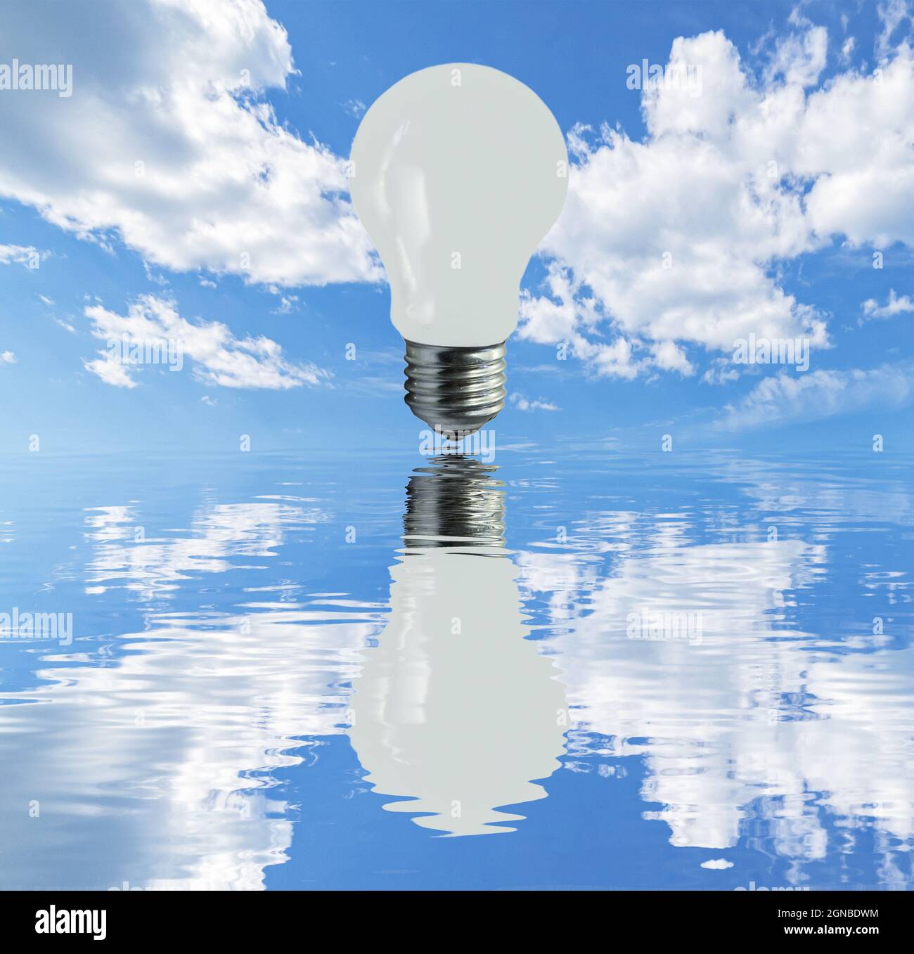 Glühbirnenhimmel und Wolken spiegeln sich im Wasser, Symbol der Idee oder Intuition Stockfoto