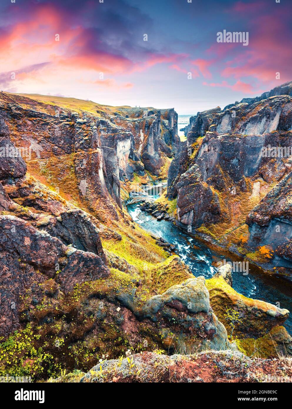 Majestätischer Blick auf den Fjadrargljufur Canyon und den Fluss. Farbenfrohe Sommersonnenaufgänge in Südostisland, Europa. Künstlerisches Foto im nachbearbeiteten Stil. Stockfoto