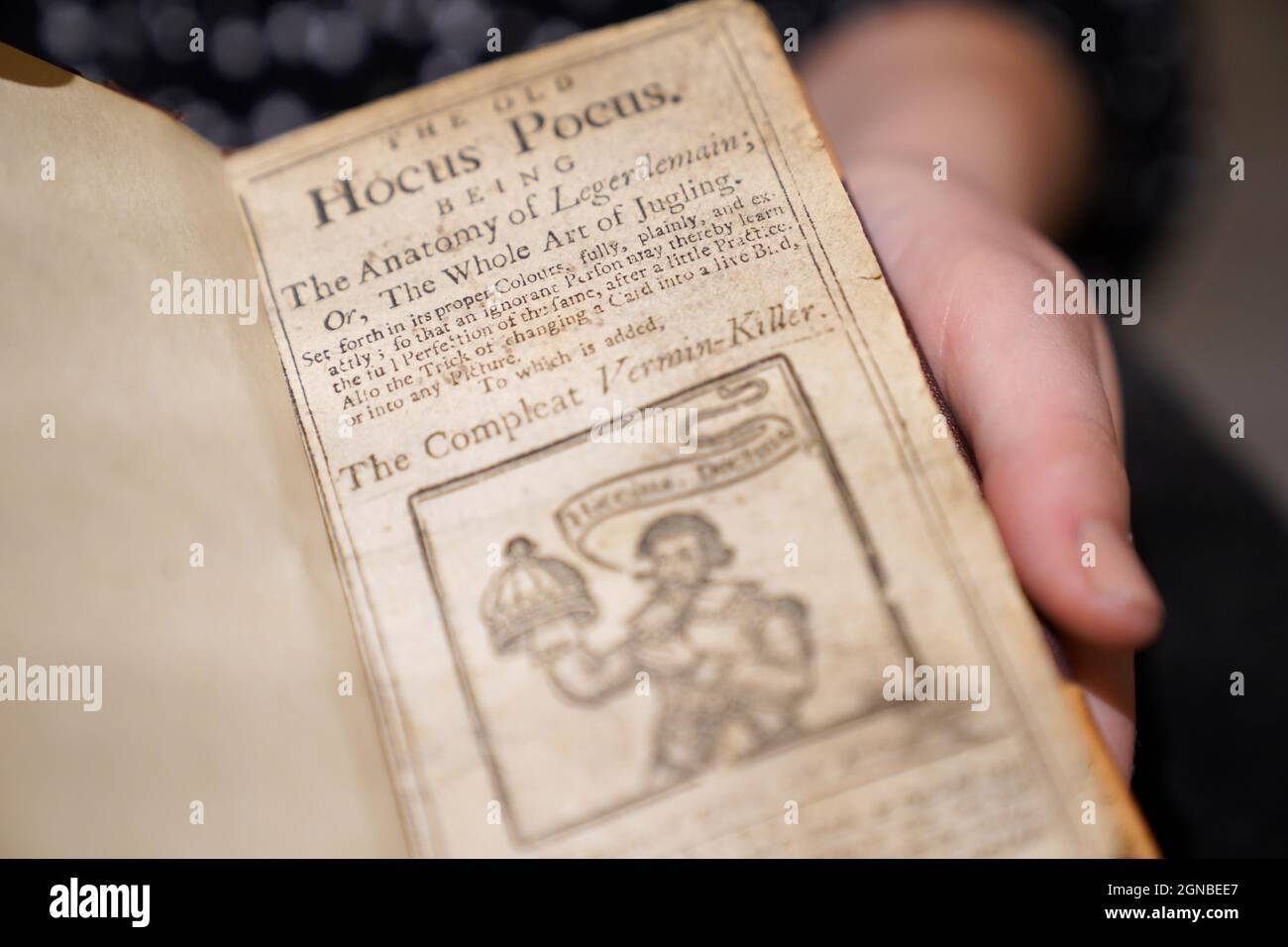 Ein Mitarbeiter von Sothebys Auktionshaus mit dem Buch Hocus Pocus Junior, das Teil einer Sammlung von Gegenständen des berühmten Zauberers Ricky Jay ist und am 27. Und 28. Oktober bei Sotheby's in New York unter den Hammer gehen wird. Bilddatum: Freitag, 24. September 2021. Die Sammlung umfasst frühe und seltene Bücher über Magie, eine Fundgrube von Harry Houdini-Postern und Dramatiker aus dem 18. Jahrhundert. Stockfoto