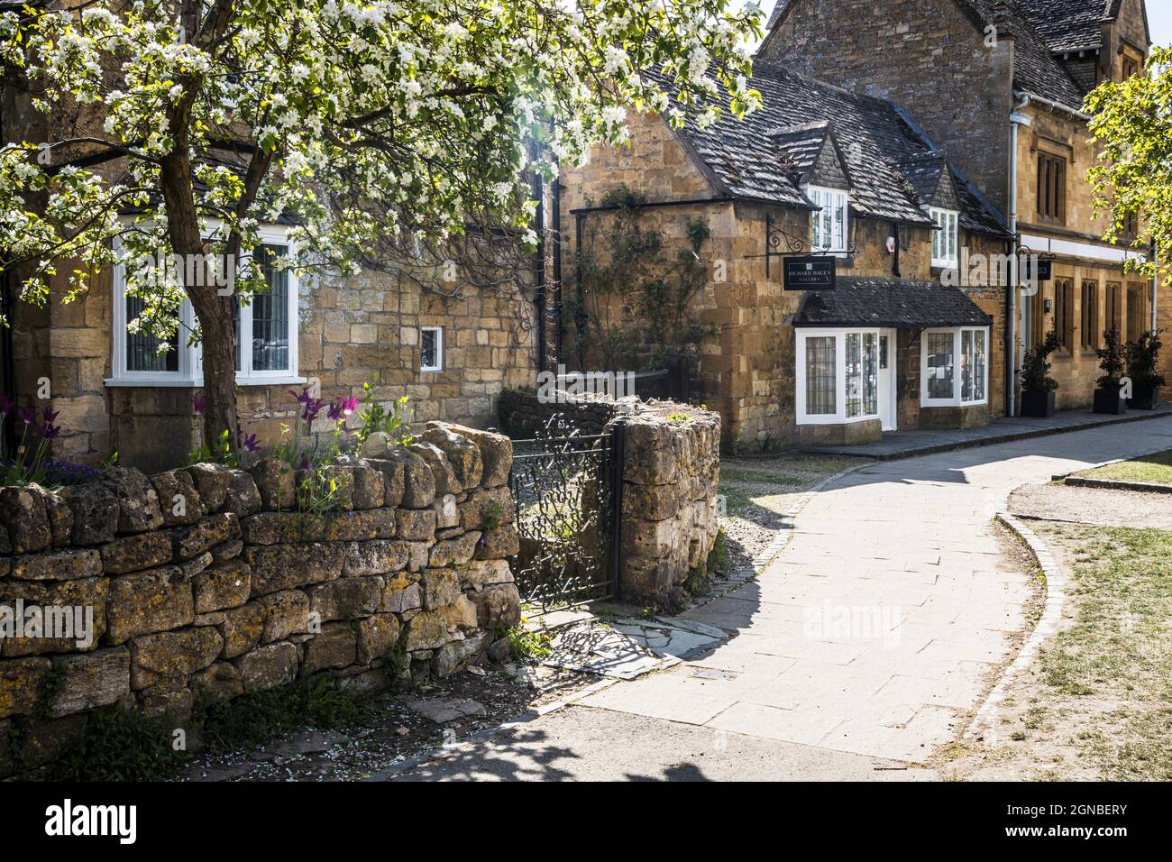 Ein schöner Frühlingsmorgen in der Cotswold-Stadt Broadway in Worcestershire. Stockfoto