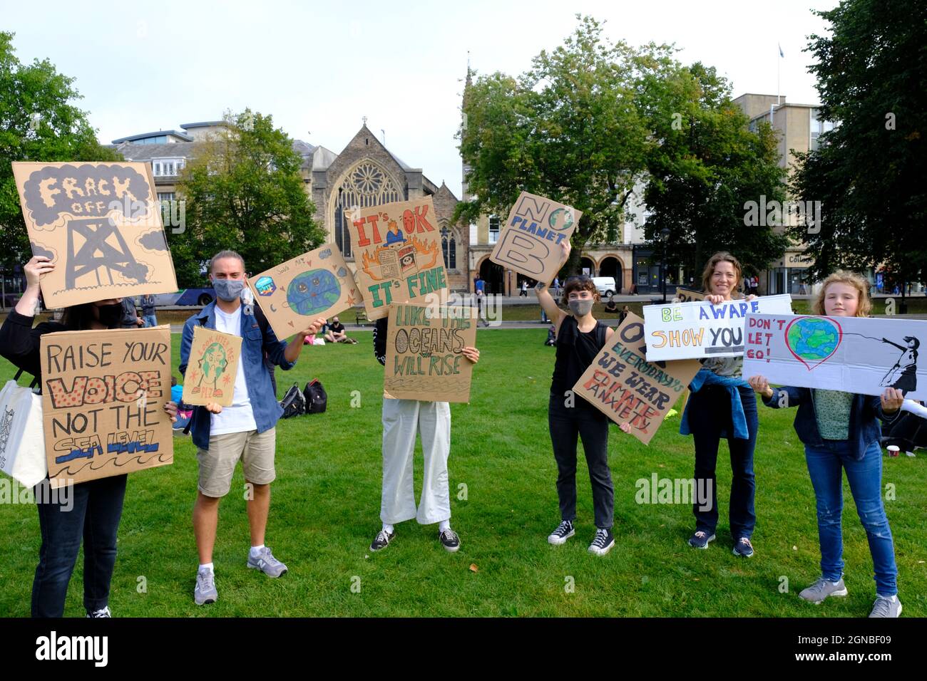 Bristol, Großbritannien. September 2021. Demonstranten im Schulalter überspringen die Schule, um sich auf College Green zu versammeln, um den Protest gegen das mangelnde Handeln der Regierung in Bezug auf den Klimawandel fortzusetzen. Dies wird der erste öffentliche Klimastreik sein, seit Greta Thunberg die Stadt im Februar 2020 besucht hat. Kredit: JMF Nachrichten/Alamy Live Nachrichten Stockfoto