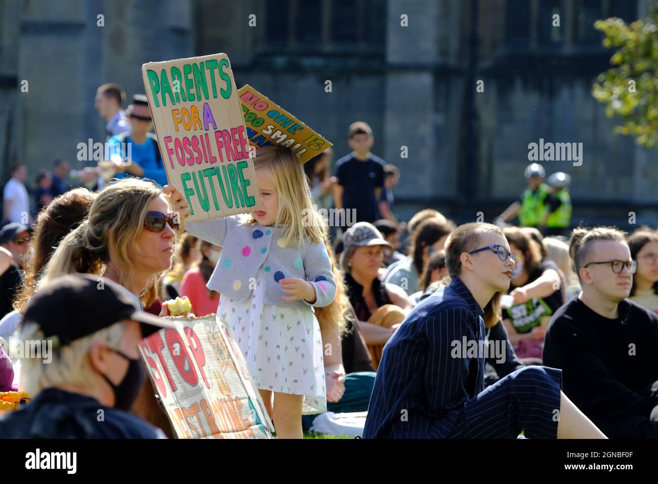 Bristol, Großbritannien. September 2021. Demonstranten überspringen die Vorschule, um sich auf College Green zu versammeln, um den Protest gegen das mangelnde Handeln der Regierung in Bezug auf den Klimawandel fortzusetzen. Dies wird der erste öffentliche Klimastreik sein, seit Greta Thunberg die Stadt im Februar 2020 besucht hat. Kredit: JMF Nachrichten/Alamy Live Nachrichten Stockfoto