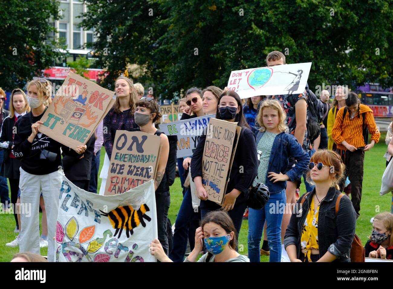 Bristol, Großbritannien. September 2021. Demonstranten im Schulalter überspringen die Schule, um sich auf College Green zu versammeln, um den Protest gegen das mangelnde Handeln der Regierung in Bezug auf den Klimawandel fortzusetzen. Dies wird der erste öffentliche Klimastreik sein, seit Greta Thunberg die Stadt im Februar 2020 besucht hat. Kredit: JMF Nachrichten/Alamy Live Nachrichten Stockfoto