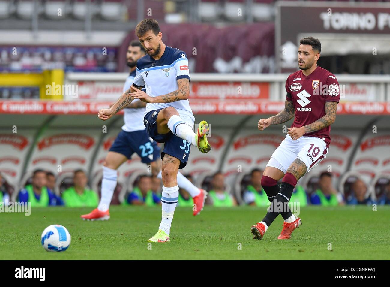 Turin, Italien. September 2021. Francesco Acerbi (33) aus Latium und Antonio Sanabria (19) aus Turin sahen in der Serie Ein Spiel zwischen Turin und Latium im Stadio Olimpico in Turin. (Foto: Gonzales Photo/Alamy Live News Stockfoto