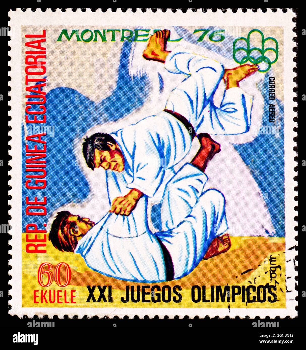 ÄQUATORIALGUINEA - UM 1976: Eine Briefmarke aus Guinea, die Judo bei den XXI Olympischen Spielen in Montreal zeigt Stockfoto