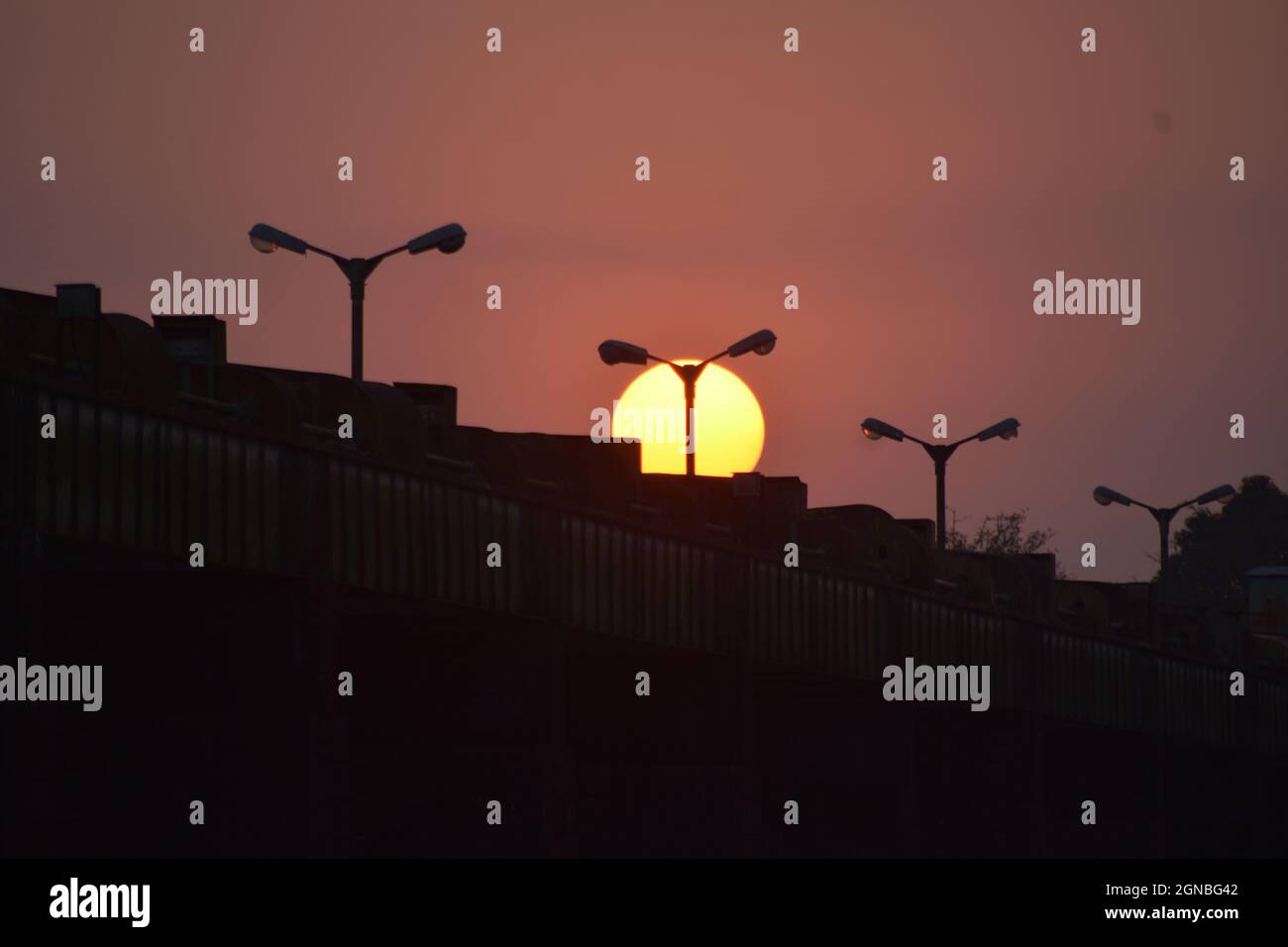 Straßenbeleuchtung und Sun Stockfoto