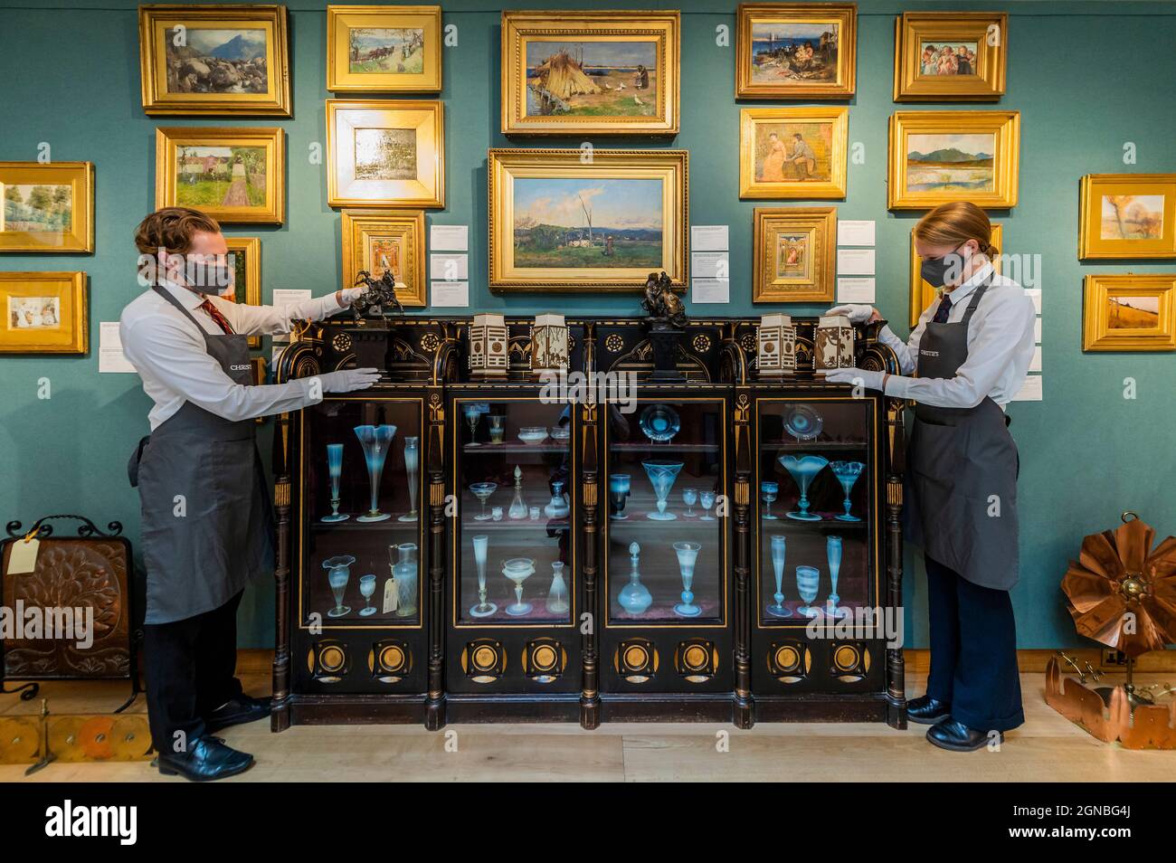 London, Großbritannien. 24. September 2021. An Aesthetic Odyssey - The Peter Rose and Albert Gallichan Collection, in Christies King Street, London. Es wird am 30. September 2021 in einer Live-Auktion zum Verkauf angeboten. Das Ehepaar war wegweisende Sammler der schönen und dekorativen Kunst des 19. Jahrhunderts, und diese Sammlung wurde im Laufe eines Lebens ab den 1950er Jahren zusammengestellt. Der Albert Dawson Educational Trust wird davon profitieren, dass das wissenschaftliche Erbe ihres Lebenswerks weiterlebt und die Einnahmen aus dem Verkauf - der voraussichtlich über £1 Millionen erreichen wird, wobei die Schätzungen von £500 ausgehen. Stockfoto