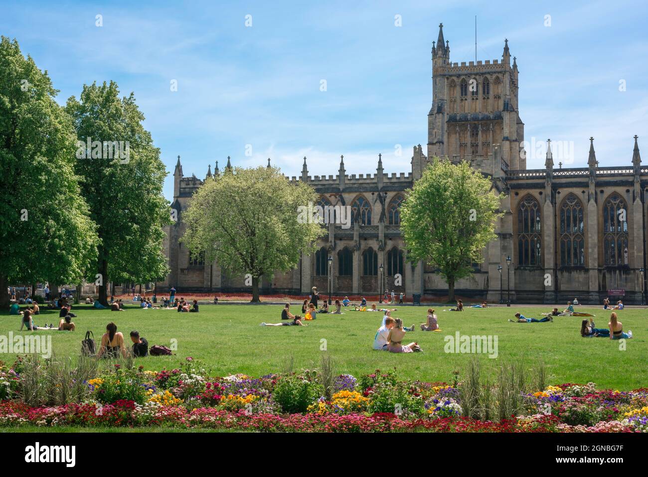 Bristol Cathedral, Blick im Sommer auf Menschen, die sich auf dem College Green neben der Kathedrale der Stadt entspannen, Bristol, England, Großbritannien Stockfoto