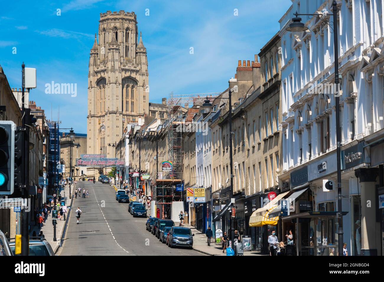 Stadtzentrum von Bristol, Blick im Sommer auf die terrassenförmigen Gebäude in der Park Street, die zum Gebäudeturm der Wills Memorial University, England, führen Stockfoto