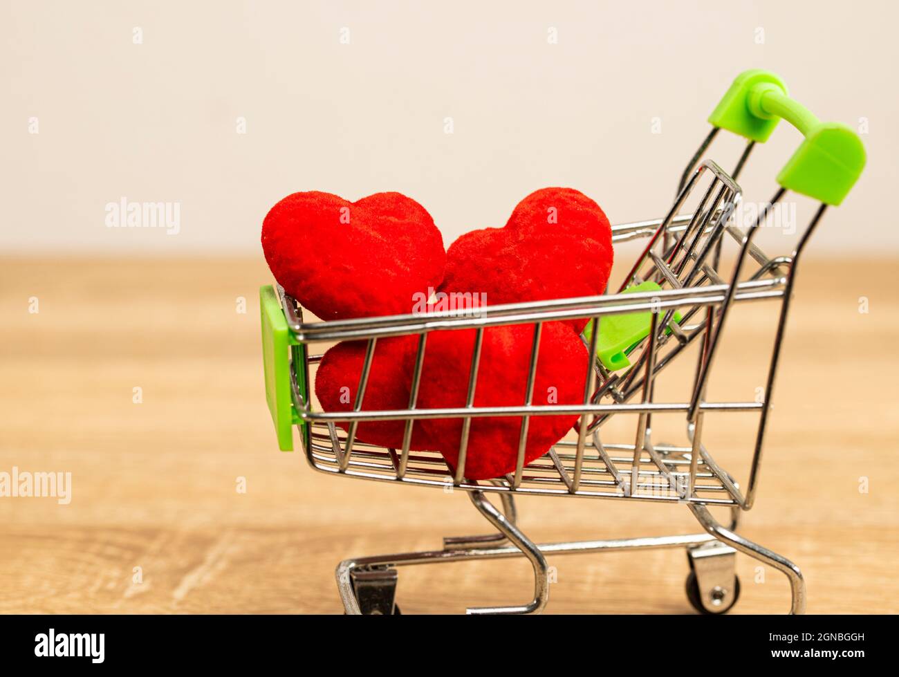 Rote Herzen im Supermarktwagen. Es ist voll mit Liebe und voller Füllung süßen Moment für Paar ist Liebe einander. Der nächste Schritt ist Hochzeit und Live Vorabend Stockfoto