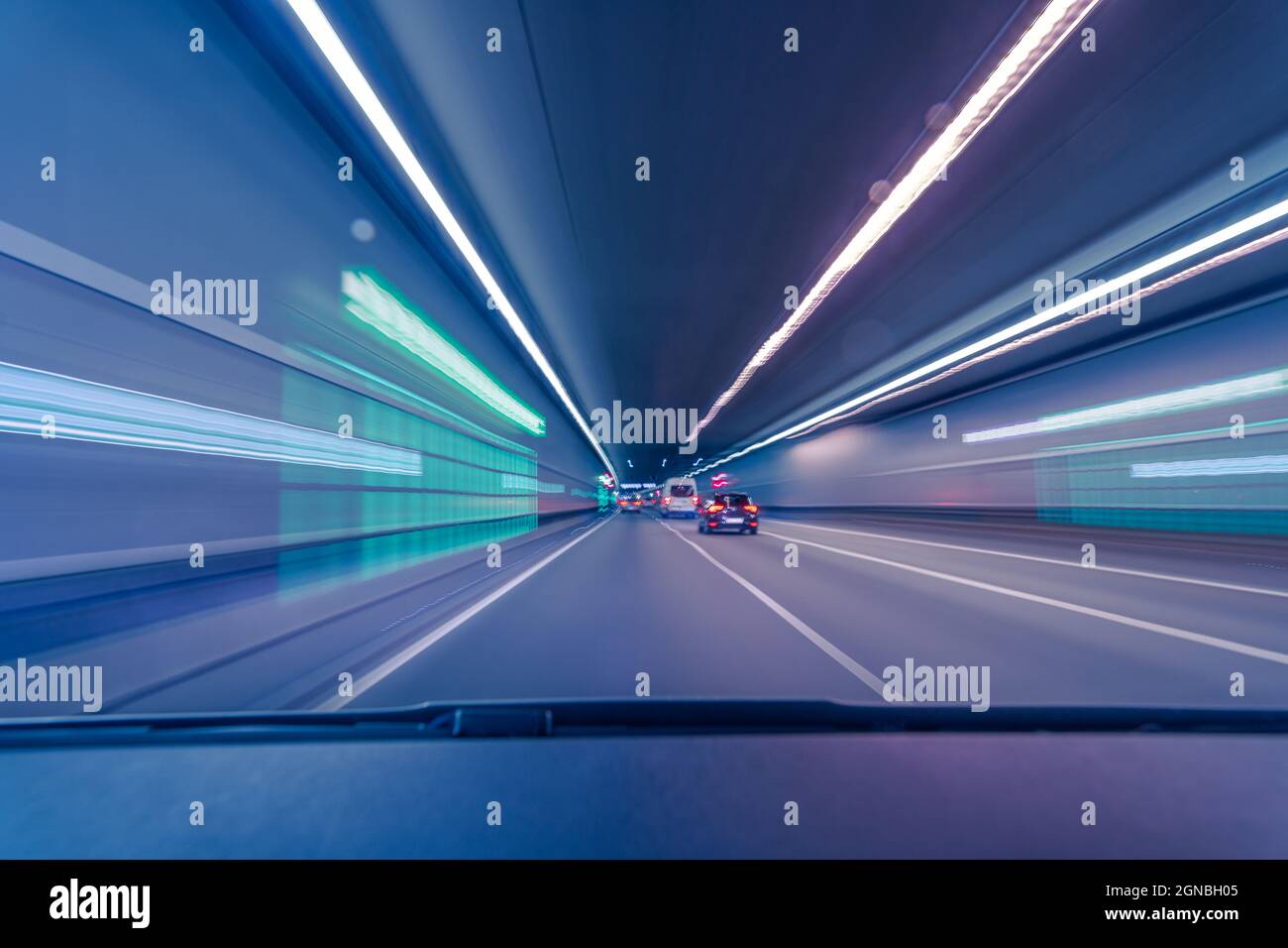 Schnelle Fahrt durch eine unterirdische Stadt mit verschwommenem Lichteffekt als Konzept für Hochgeschwindigkeitsverkehr und Konnektivität. Stockfoto
