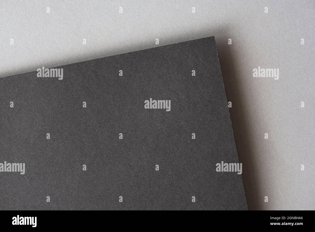 Schwarzes Blatt auf der Oberseite von grau. Zwei leere dunkle Cadboard-Blätter als Modell mit Platz für Text, Draufsicht Stockfoto