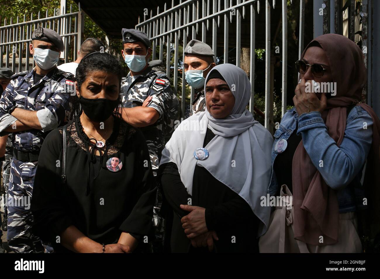 Beirut, Libanon. September 2021. Mitglieder von Familien der Opfer der massiven Hafenexplosion am 04. August 2020 in Beirut stehen vor den Toren des Justizpalastes des Libanon·, während eines Protestes zur Unterstützung des Richters Tarek Bitar, der sich mit den Sprenguntersuchungen befasst. Ein hochrangiger Sicherheitsbeamter der libanesischen schiitischen islamistischen Gruppe Hisbollah hat Bitar während eines Treffens·Büro des Richters bedroht. Mehrere Politiker, die von Bitar vorgeladen wurden, haben ebenfalls einen rechtlichen Antrag auf Suspendierung gestellt. Quelle: Marwan Naamani/dpa/Alamy Live News Stockfoto