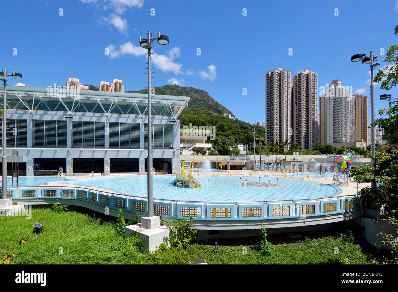 Freibäder im Hammer Hill Road Swimming Pool, ein öffentliches Schwimmbad im Choi Hung-Gebiet von Kowloon, Hongkong Stockfoto