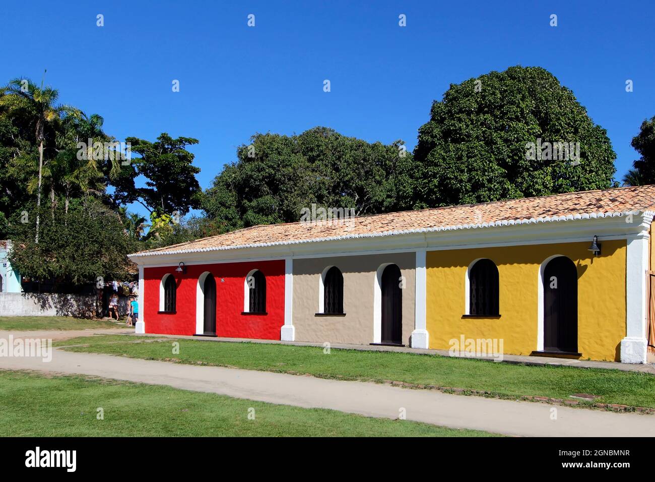 Porto Seguro, Bahia, Brasilien - 18. Juli 2021: Häuser und charakteristische Architektur im historischen Zentrum (Cidade Alta) von Porto Seguro, Bahia Stockfoto