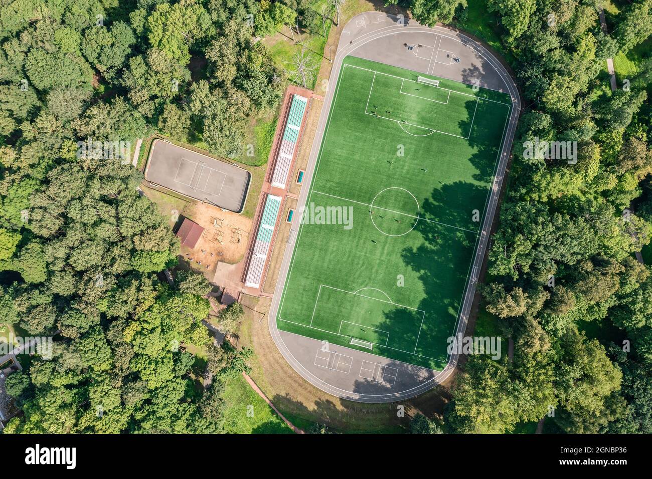 Fußballplatz mit Amateur-Fußballspieler spielen das Spiel im Stadtpark an sonnigen Sommertagen. Luftaufnahme von oben. Stockfoto