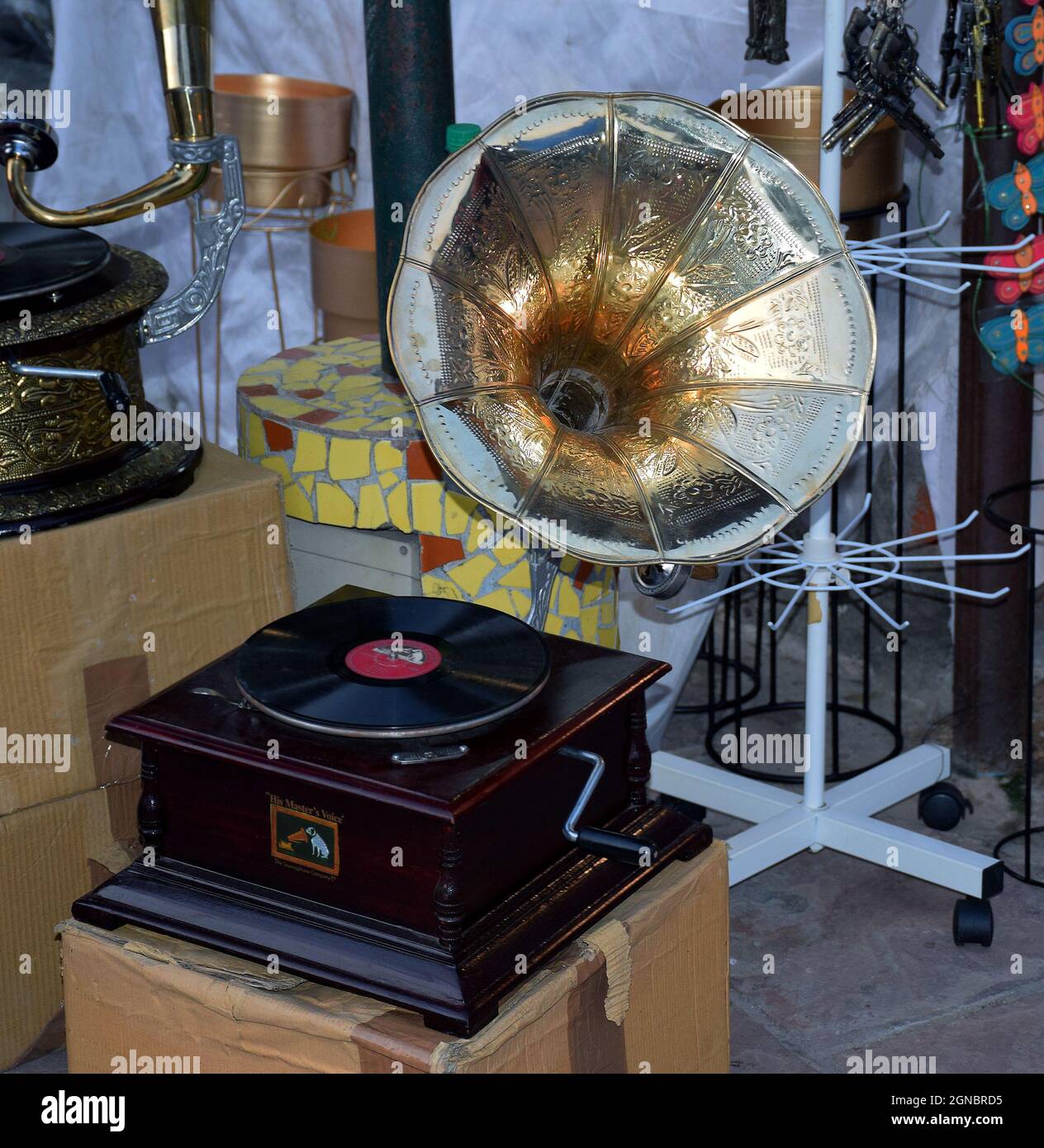 Vintage Gramaphon aus Holz zum Verkauf in einem Geschäft in Indien Stockfoto