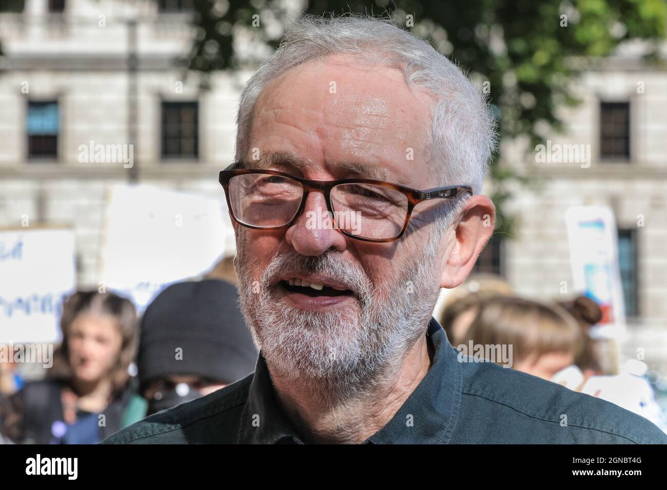 Westminster, London, Großbritannien. September 2021. Abgeordneter und ehemaliger Labour-Führer Jeremy Corbyn bei dem Protest. Aktivisten aus vielen verschiedenen Gruppen nehmen am von Fridays for Future organisierten globalen Klimabrek am Parliament Square und in der Umgebung von Westminster Teil. Kredit: Imageplotter/Alamy Live Nachrichten Stockfoto