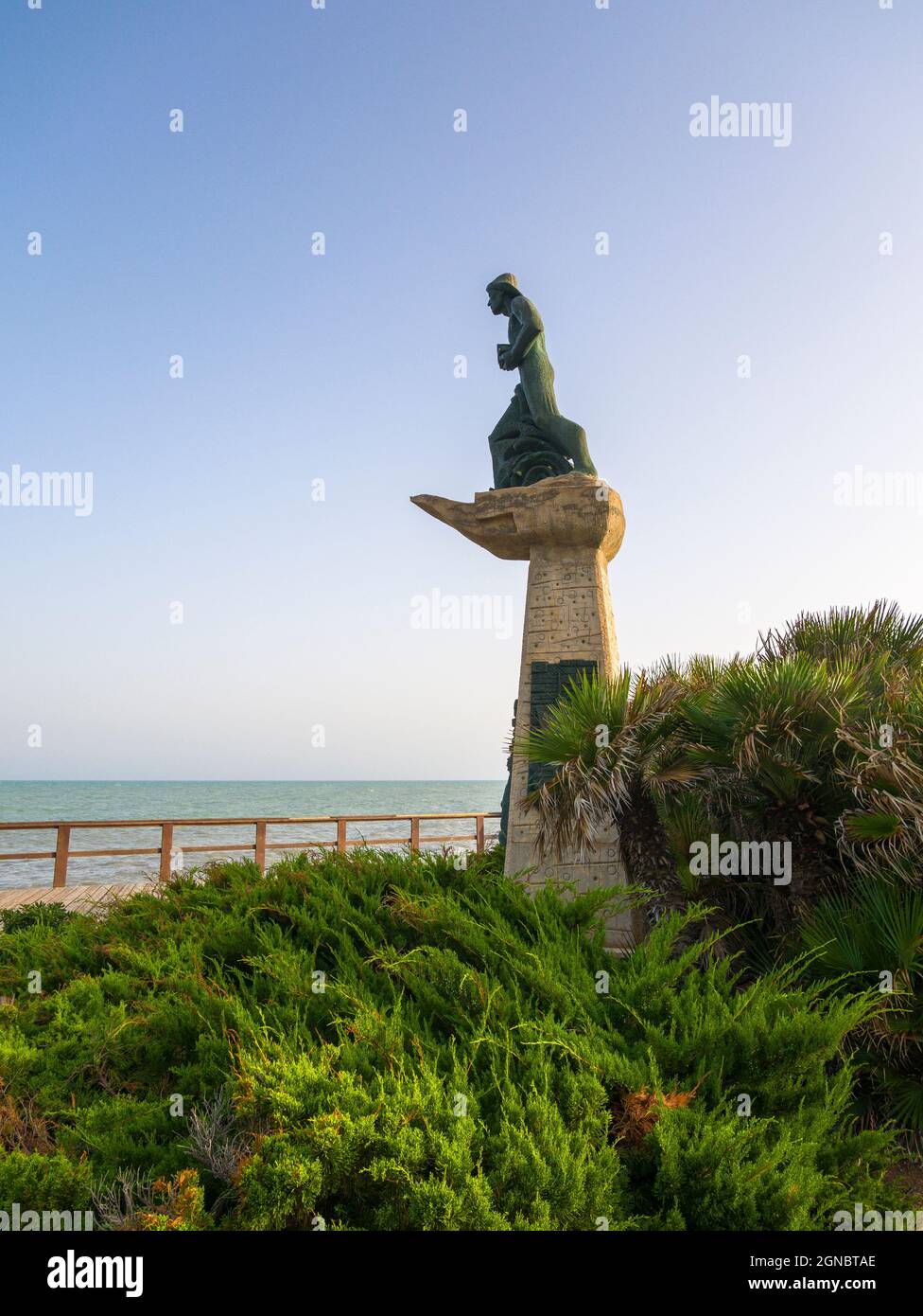 El Hombre del Mar (der Mann des Meeres) Statue des Bildhauers Josep Ricart i Maimar an der Küste von Torrevieja, Costa Blanca, Spanien. Stockfoto