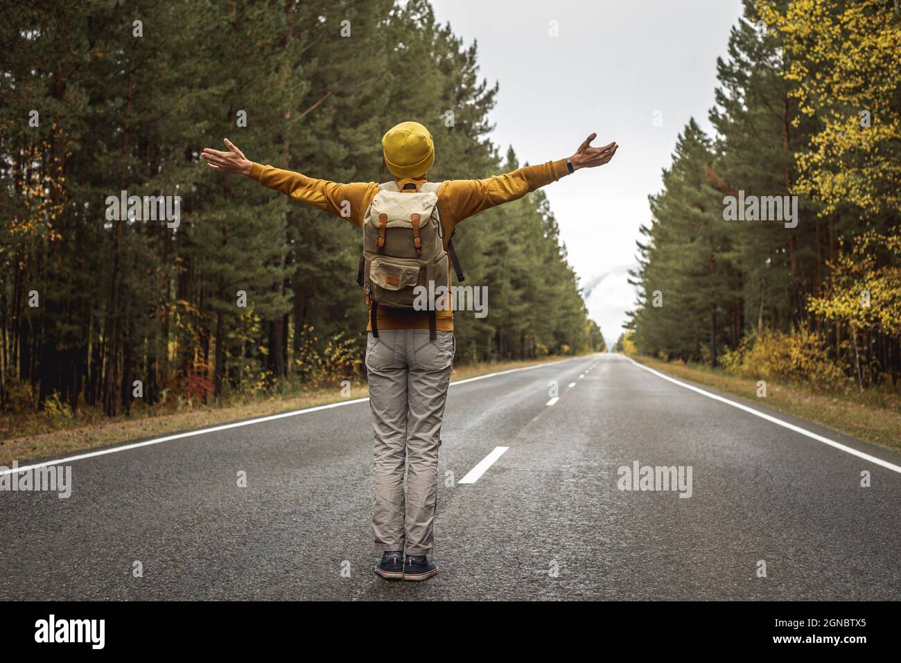 Der Mann Mit Dem Gelben Hut Kostüm Mann in einem gelben Hut und einem Pullover auf einer glatten, leeren