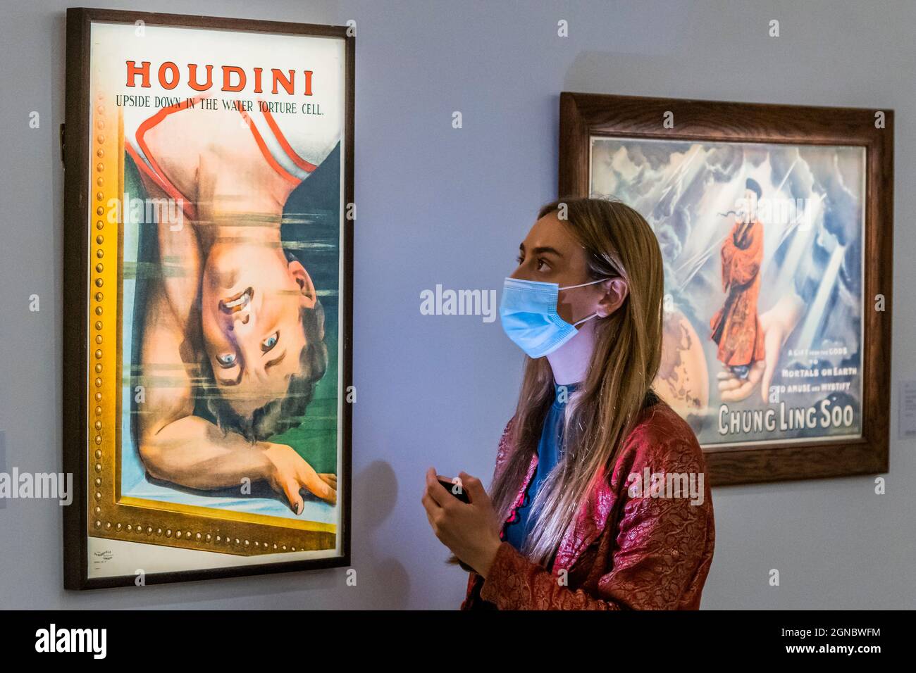 London, Großbritannien. September 2021. Houdini, Harry (Erik Weisz), der berühmteste, gefährlichste und dramatischste aller Fluchten Houdinis, Poster, Schätzung: 40,000- 60,000 USD - Vorschau der Sammlung des legendären Zauberers Ricky Jay, die in den Sotheby's New Bond Street Gallerien in London zu sehen ist. Es umfasst die Geschichte der Magie und zeigt frühe & seltene Bücher über Magie, eine Reihe von Harry Houdini-Postern und Playbills aus dem 18. Jahrhundert. Der Verkauf findet am 27/8. Oktober in New York statt. Kredit: Guy Bell/Alamy Live Nachrichten Stockfoto