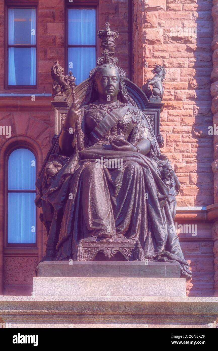 Skulptur oder Statue der Königin Victoria von Mario Raggi Die sich im Queen's Park von der Legislative Assembly befindet Bau des Ontario Provi Stockfoto