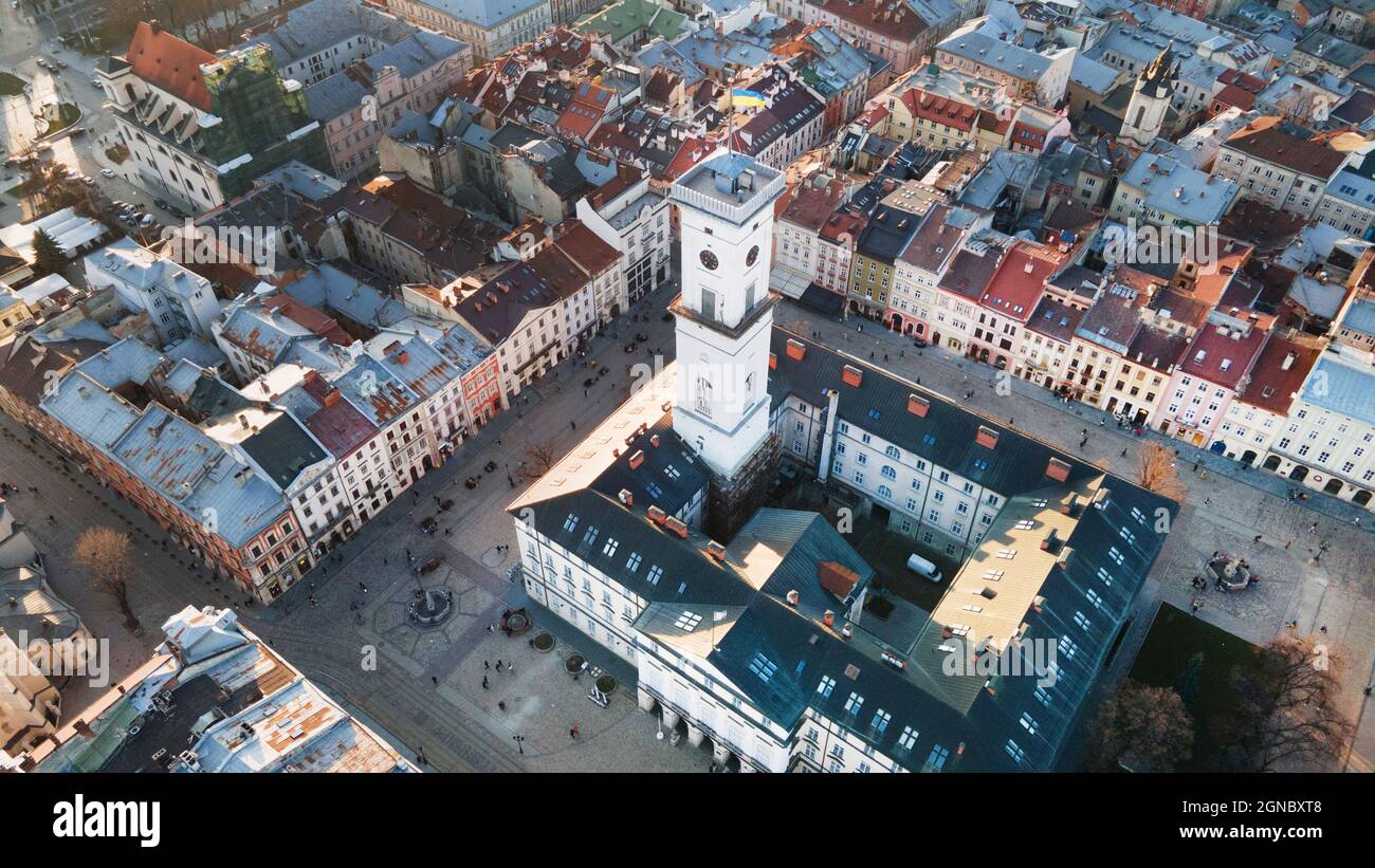Luftaufnahme des Marktplatzes in der Altstadt von Lviv, Ukraine. Rathaus und Marktplatz Stockfoto