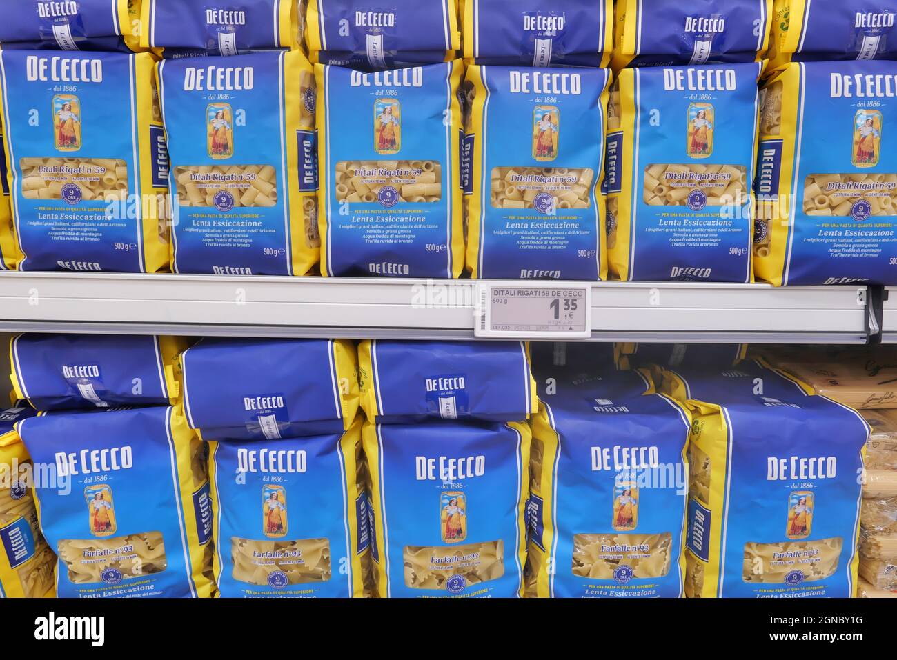 DE CECCO PACKUNGEN ITALIENISCHER PASTA IM FOOD-MEGA-STORE Stockfoto