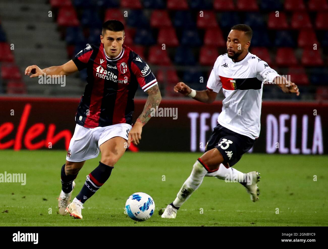 BOLOGNA, ITALIEN - 21. SEPTEMBER: Kevin Bonifazi von Bologna FC konkurriert für den Ball mit Hernani Junior von Genua FC ,während der Serie A Spiel zwischen Bologna FC gegen Genua FC im Stadio Renato Dall'Ara am 21. September 2021 in Bologna, Italien. (Foto nach MB-Medien) Stockfoto