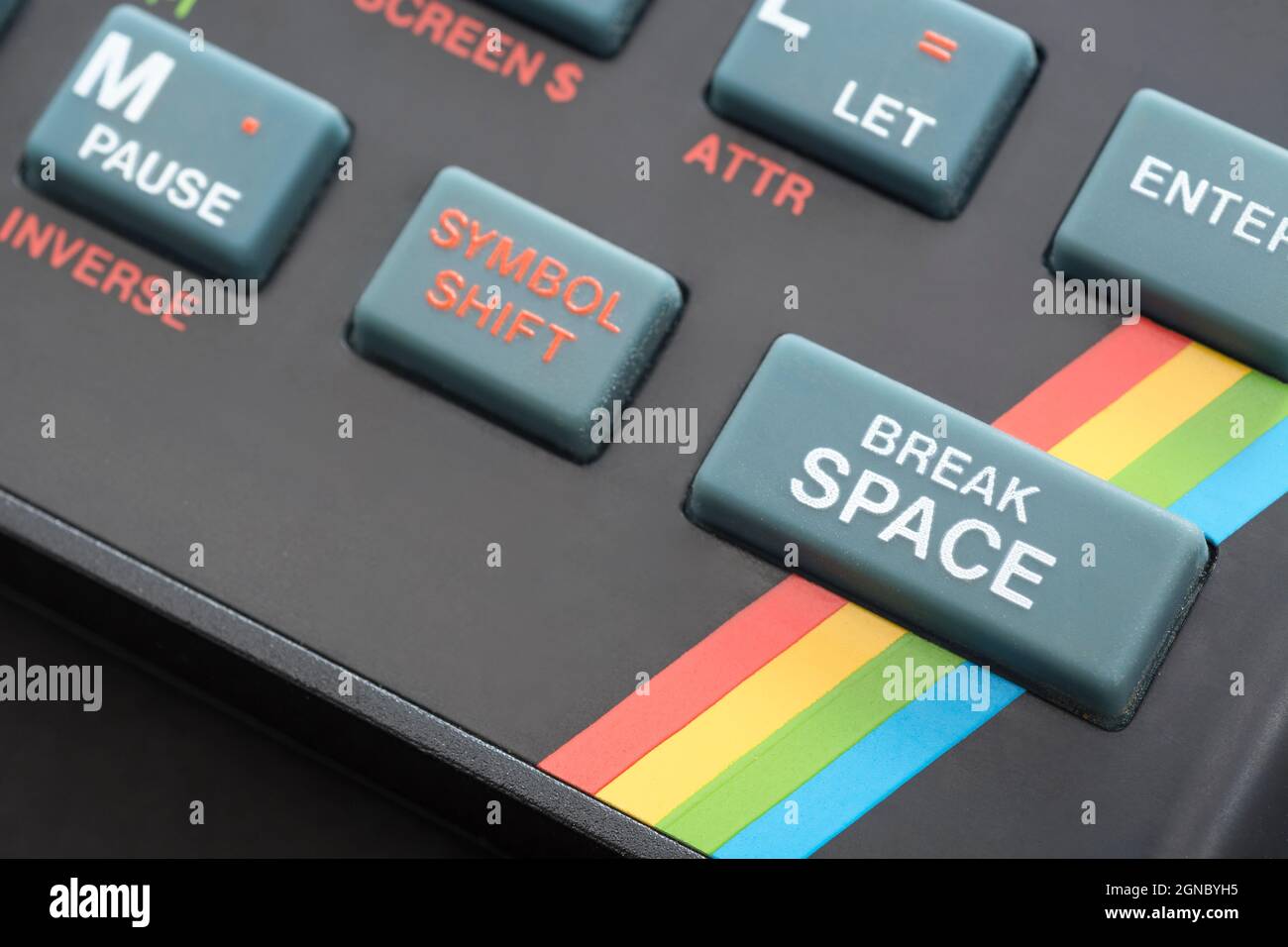 Nahaufnahme der Sinclair ZX Spectrum Tastatur. Konzentrieren Sie sich auf die Befehlstaste Basic BREAK SPACE. Klassischer 8-Bit-Heimcomputer aus den 1980er Jahren (siehe Hinweise). Stockfoto