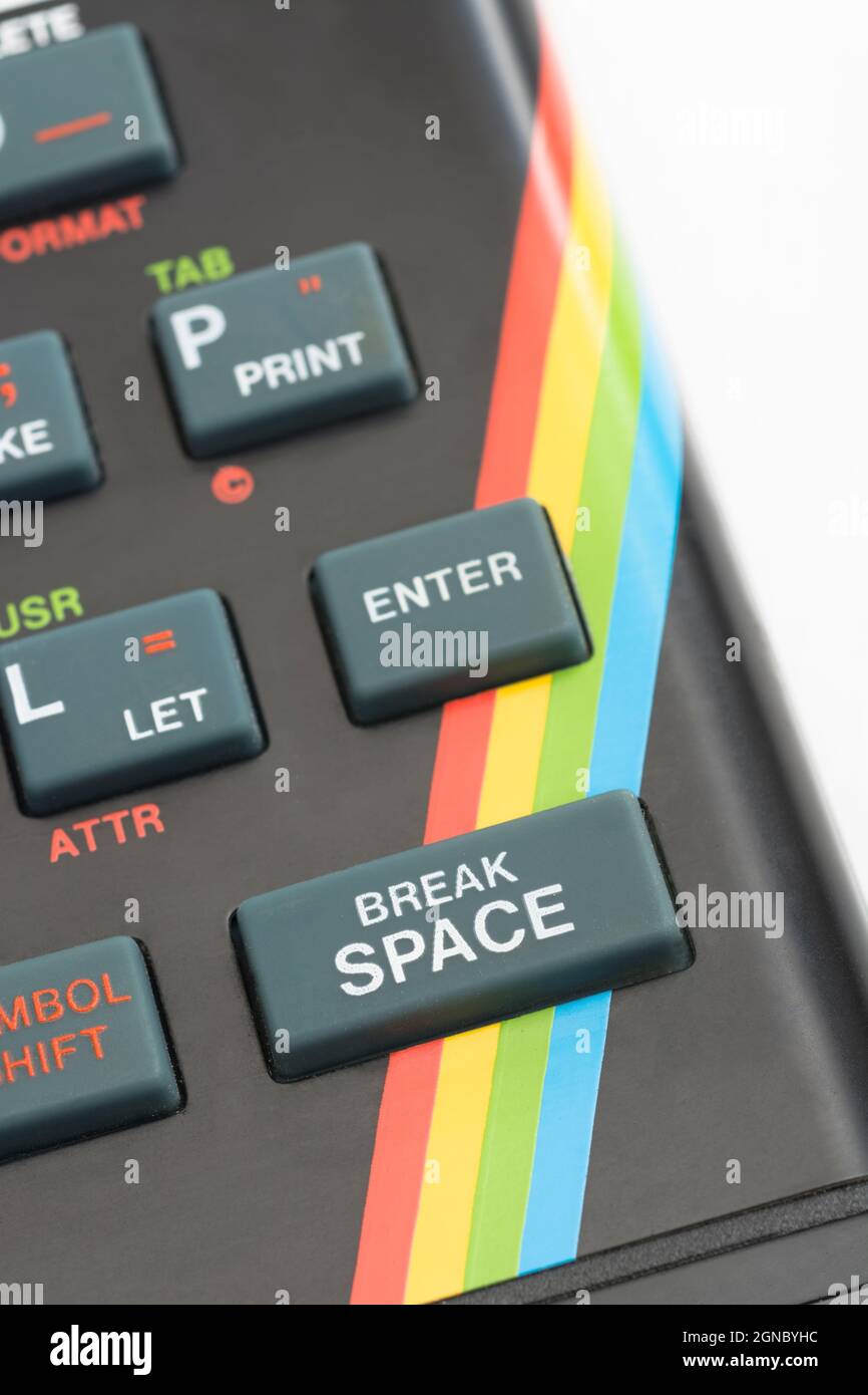 Nahaufnahme der Sinclair ZX Spectrum Tastatur. Konzentrieren Sie sich auf die Befehlstaste Basic BREAK SPACE. Klassischer 8-Bit-Heimcomputer aus den 1980er Jahren (siehe Hinweise). Stockfoto