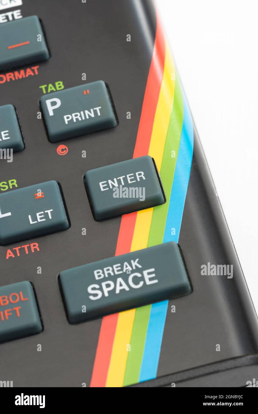 Nahaufnahme der Sinclair ZX Spectrum Tastatur. Konzentrieren Sie sich auf die Befehlstaste „Basisdaten EINGEBEN“. Klassischer 8-Bit-Heimcomputer aus den 1980er Jahren (siehe Hinweise). Stockfoto