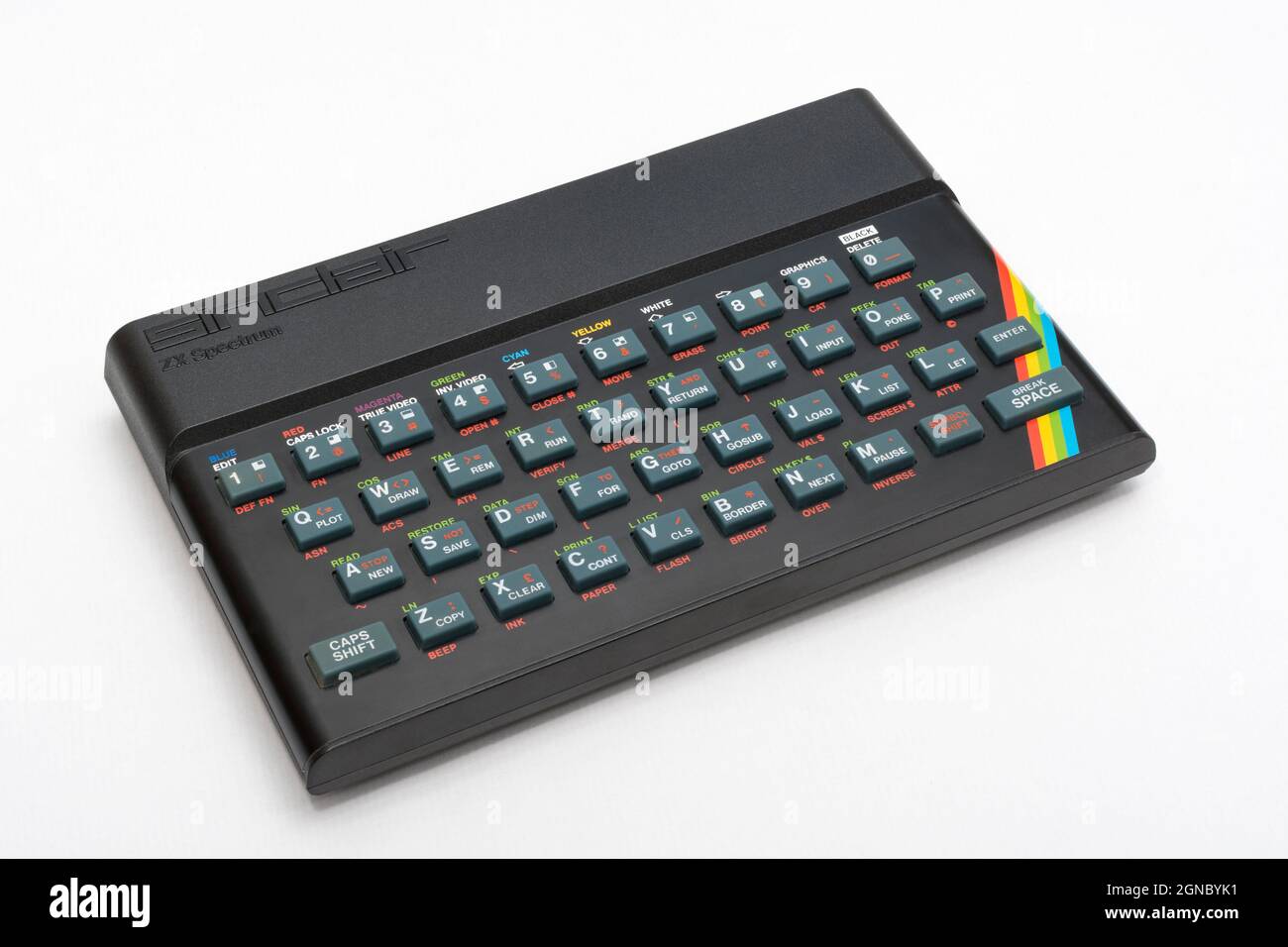 1982 Sinclair ZX Spectrum auf weißem Hintergrund. Antiker/Vintage 8-Bit-Heimcomputer mit auffälligen Regenbogenblitzen. Hat eine Generation inspiriert. Stockfoto