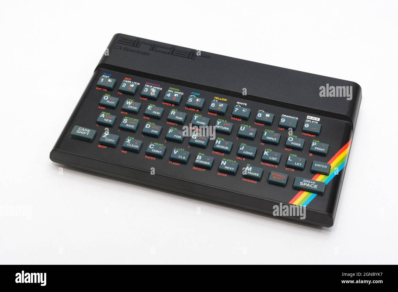 1982 Sinclair ZX Spectrum auf weißem Hintergrund. Antiker/Vintage 8-Bit-Heimcomputer mit auffälligen Regenbogenblitzen. Hat eine Generation inspiriert. Stockfoto