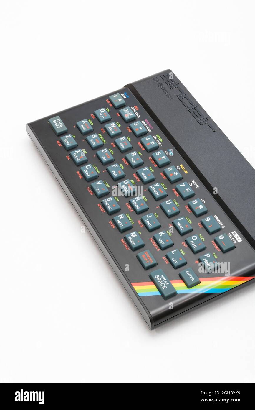 1982 Sinclair ZX Spectrum auf weißem Hintergrund. Antiker/Vintage 8-Bit-Heimcomputer mit auffälligen Regenbogenblitzen. Hat eine Generation inspiriert. Stockfoto