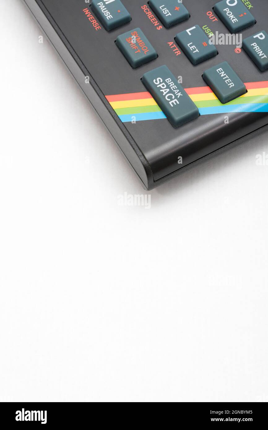 1982 Sinclair ZX Spectrum auf weißem Hintergrund. Antiker/Vintage 8-Bit-Heimcomputer mit auffälligen Regenbogenblitzen. Hat eine Generation inspiriert. Stockfoto