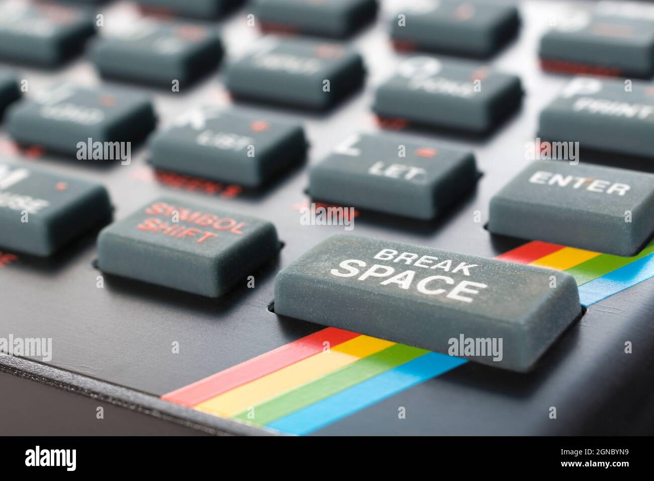 Nahaufnahme der Sinclair ZX Spectrum Tastatur. Einfache Befehlstaste mit Fokus auf „Break“ des Break Space. Klassischer 8-Bit-Heimcomputer aus den 1980er Jahren (siehe Hinweise). Stockfoto