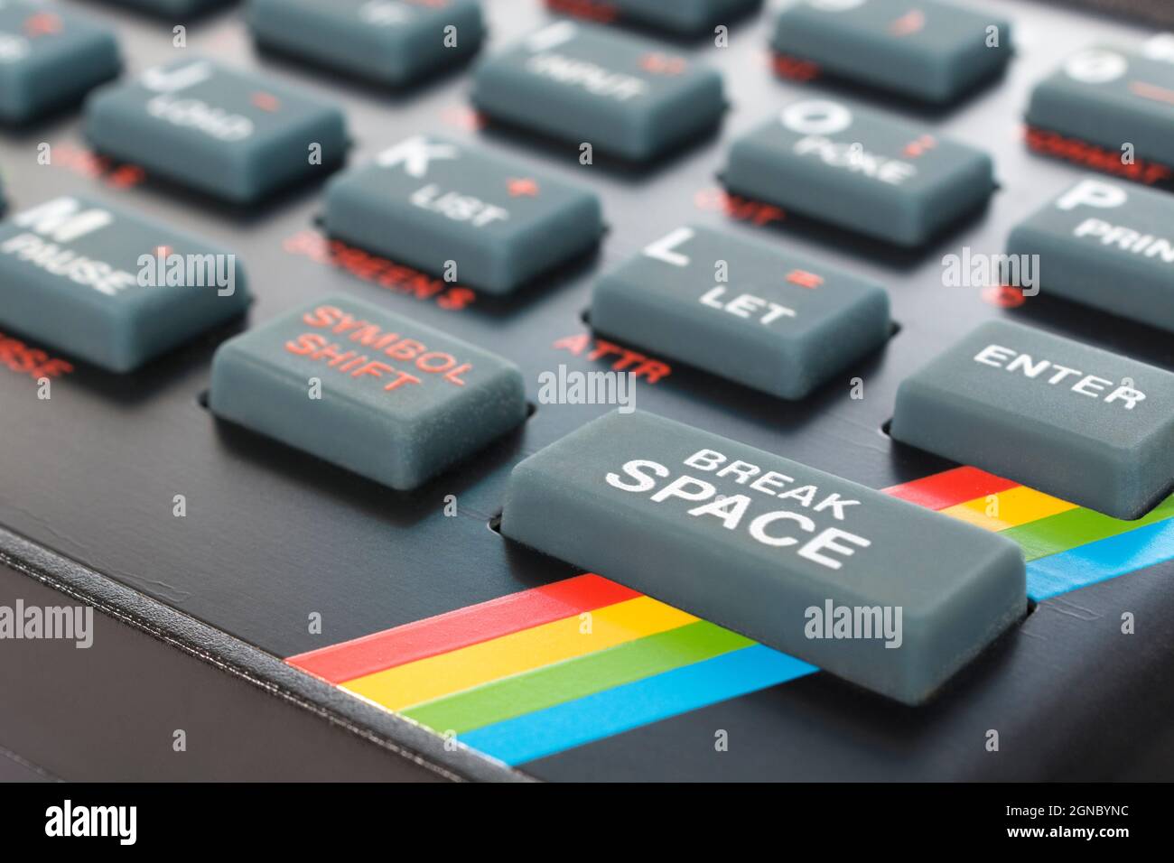 Nahaufnahme der Sinclair ZX Spectrum Tastatur. Konzentrieren Sie sich auf die linke Seite der Befehlstaste „Basic BREAK SPACE“. Klassischer 8-Bit-Heimcomputer aus den 1980er Jahren (siehe Hinweise). Stockfoto