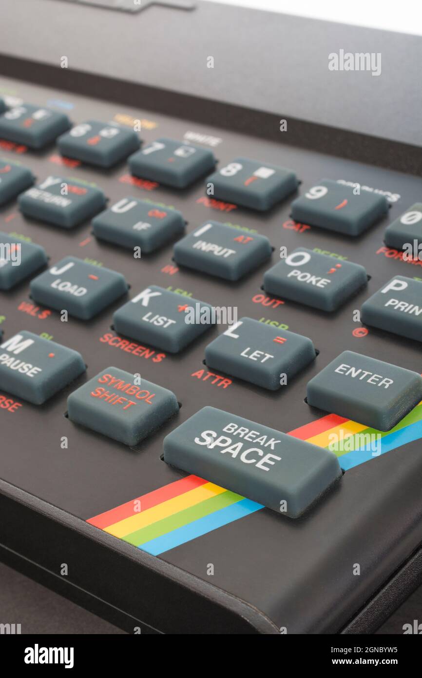 Nahaufnahme der Sinclair ZX Spectrum Tastatur. Konzentrieren Sie sich auf die Befehlstaste Basic BREAK SPACE. Klassischer 8-Bit-Heimcomputer aus den 1980er Jahren (siehe Hinweise). Stockfoto