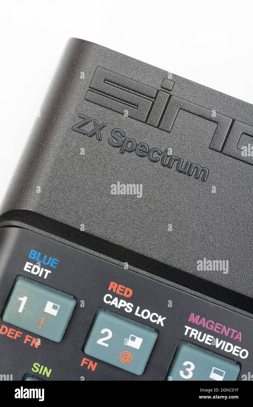 Nahaufnahme des erhöhten Sinclair ZX Spectrum Logos auf schwarzem Gehäuse. Klassischer 8-Bit-Heimcomputer aus den 1980er Jahren, der eine Generation von Programmierern inspirierte. Stockfoto