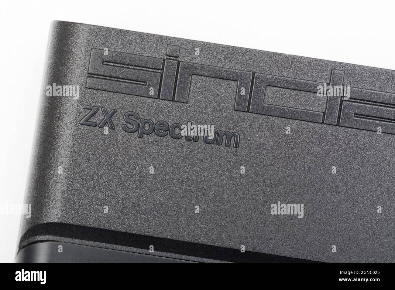 Nahaufnahme des erhöhten Sinclair ZX Spectrum Logos auf schwarzem Gehäuse. Klassischer 8-Bit-Heimcomputer aus den 1980er Jahren, der eine Generation von Programmierern inspirierte. Stockfoto