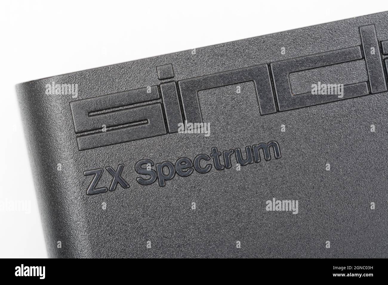 Nahaufnahme des erhöhten Sinclair ZX Spectrum Logos auf schwarzem Gehäuse. Klassischer 8-Bit-Heimcomputer aus den 1980er Jahren, der eine Generation von Programmierern inspirierte. Stockfoto