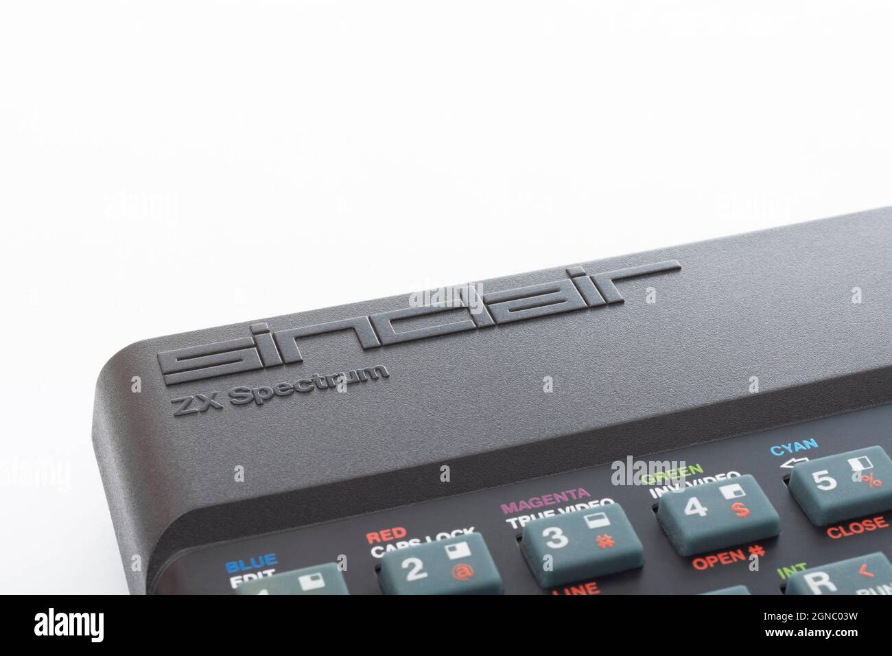 Nahaufnahme des erhöhten Sinclair ZX Spectrum Logos auf schwarzem Gehäuse. Klassischer 8-Bit-Heimcomputer aus den 1980er Jahren, der eine Generation von Programmierern inspirierte. Stockfoto
