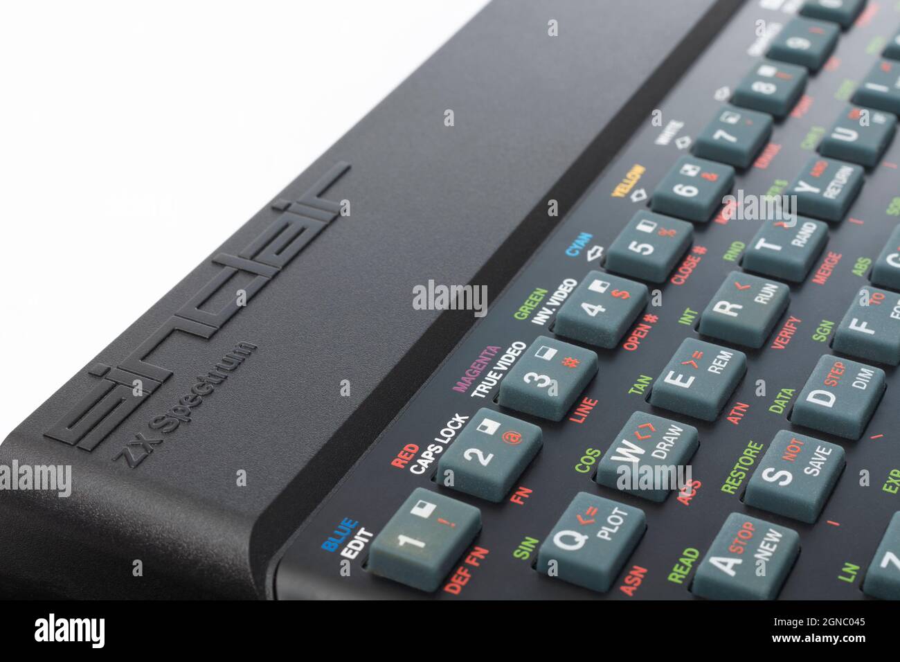 Nahaufnahme des erhöhten Sinclair ZX Spectrum Logos und eines Teils der Qwerty Tastatur. Klassischer 8-Bit-Heimcomputer aus den 1980er Jahren (siehe Hinweise). Stockfoto