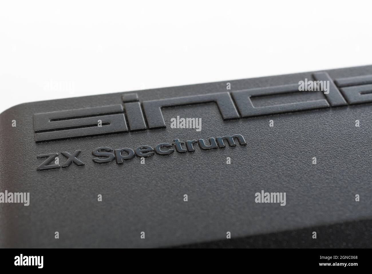 Nahaufnahme des erhöhten Sinclair ZX Spectrum Logos auf schwarzem Gehäuse. Klassischer 8-Bit-Heimcomputer aus den 1980er Jahren, der eine Generation von Programmierern inspirierte. Stockfoto