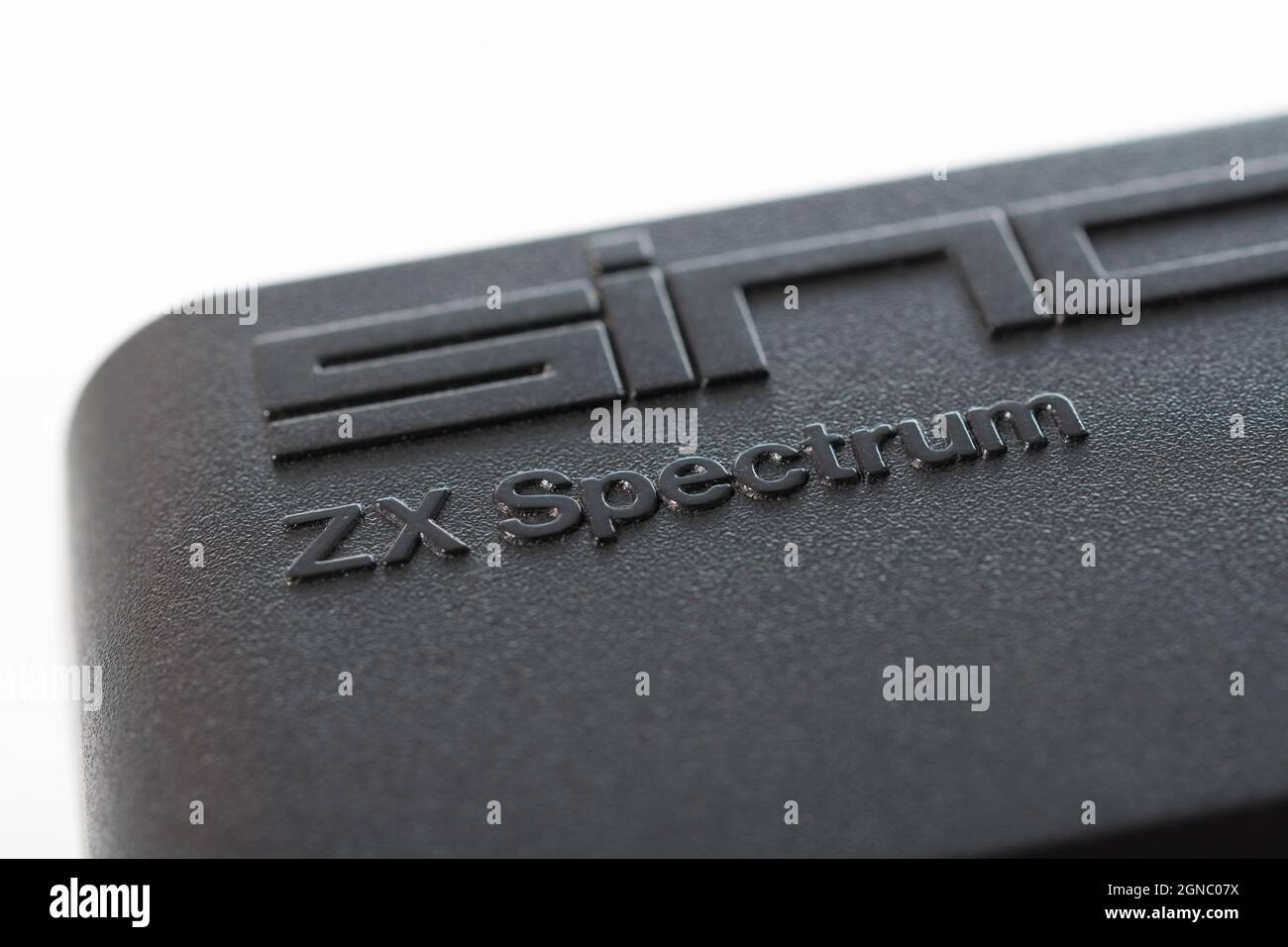 Nahaufnahme des erhöhten Sinclair ZX Spectrum Logos auf schwarzem Gehäuse. Klassischer 8-Bit-Heimcomputer aus den 1980er Jahren, der eine Generation von Programmierern inspirierte. Stockfoto